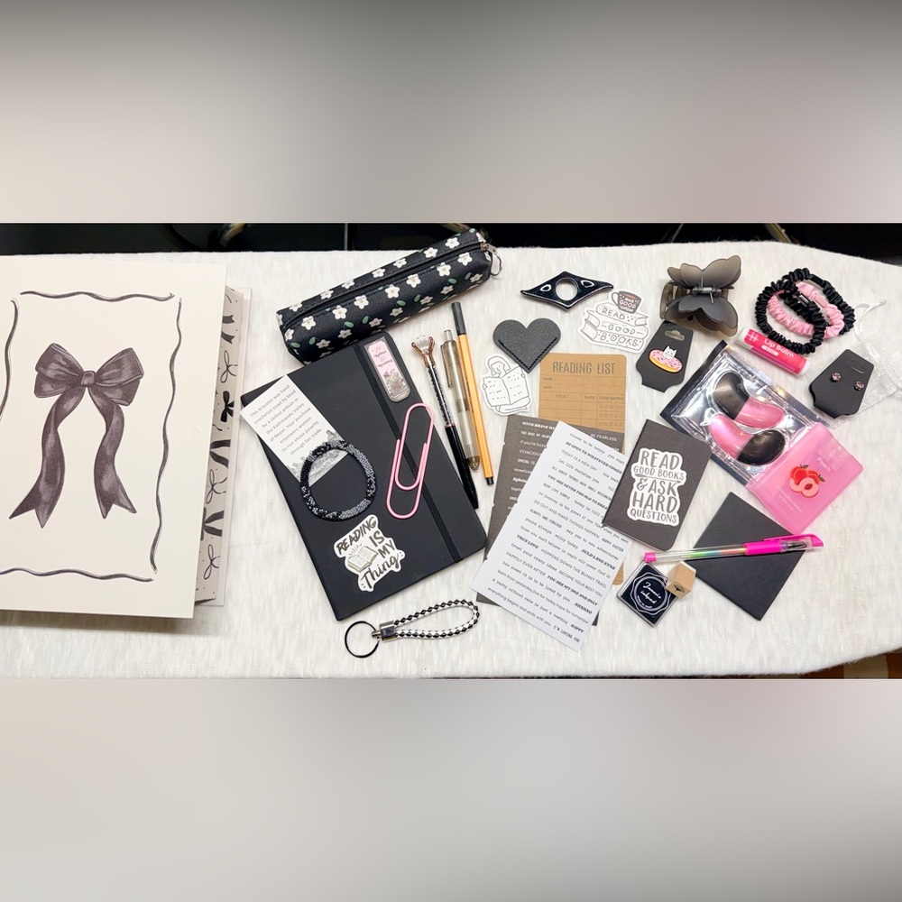 🖤🤍🩷Black and White with a touch of Pink Bookish Bundle